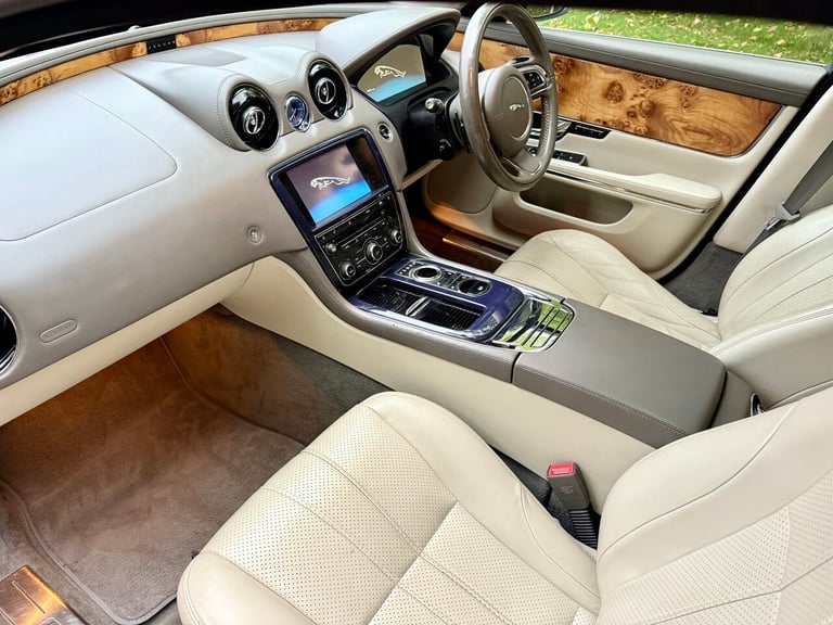 2010 Jaguar XJ 3.0d V6 Premium Luxury 4dr Auto SALOON DIESEL Automatic