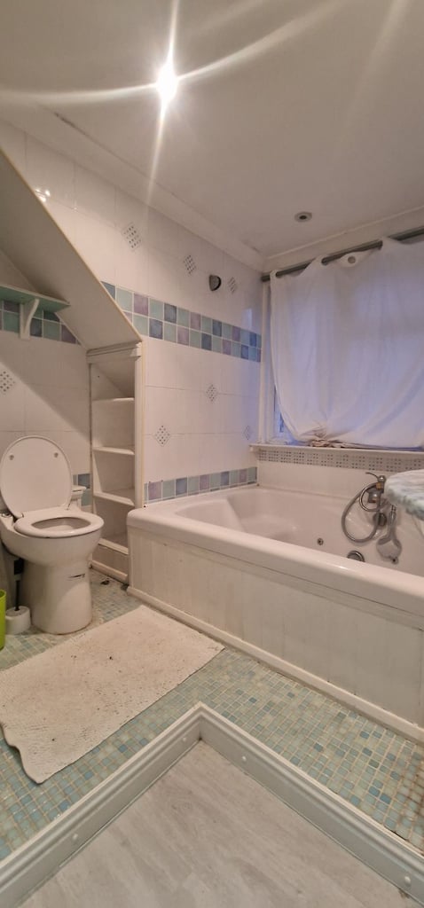 A Large 6 bedrooms, decent property for rent in Gillingham 