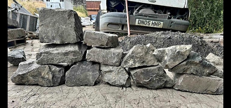 Reclaimed random whinstone / walling stone 