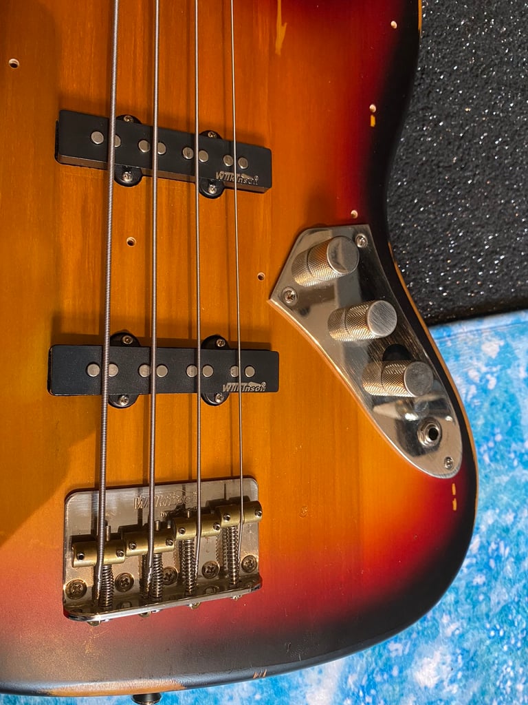 Fretless bass guitar 