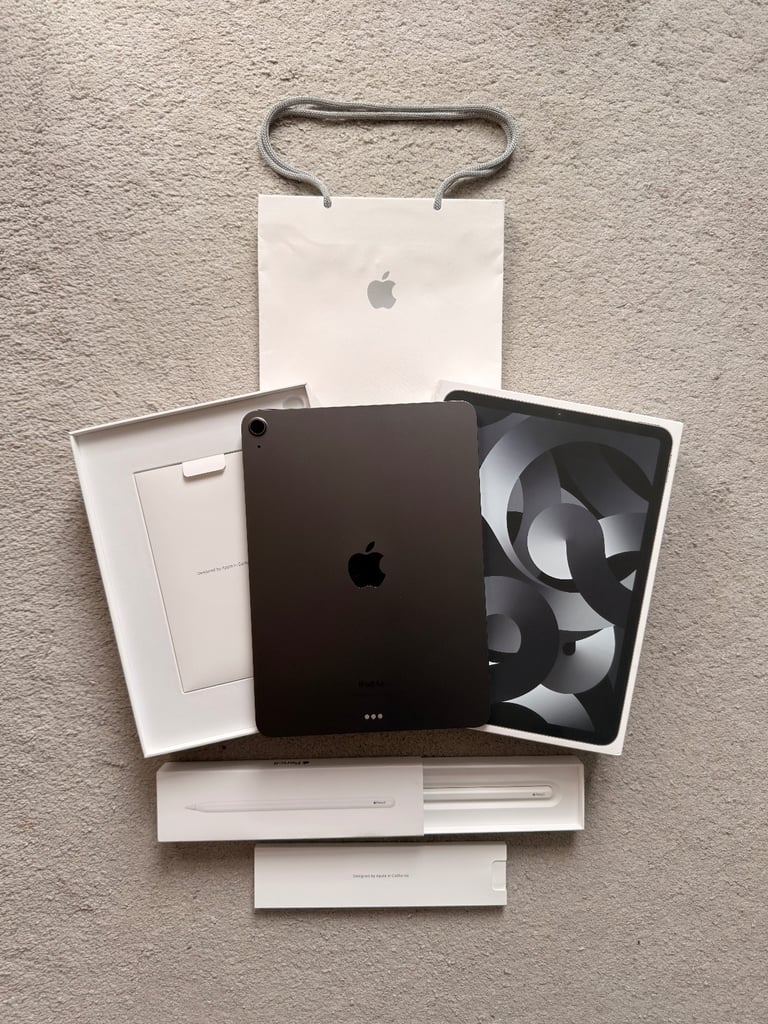 iPad Air 5th Generation (M1) in Perfect Condition, like new + Apple Pencil 2nd Gen + Case