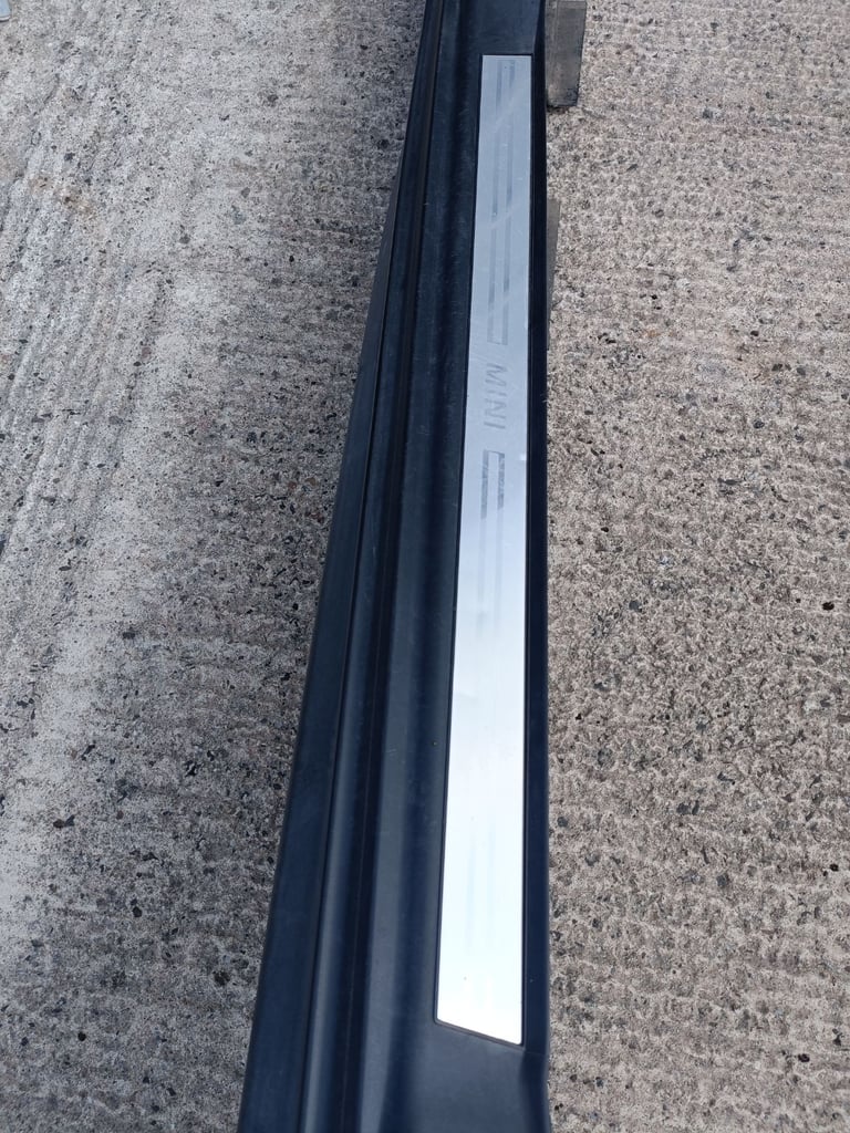 Breaking a Mini R56 1.6 petrol midnight black