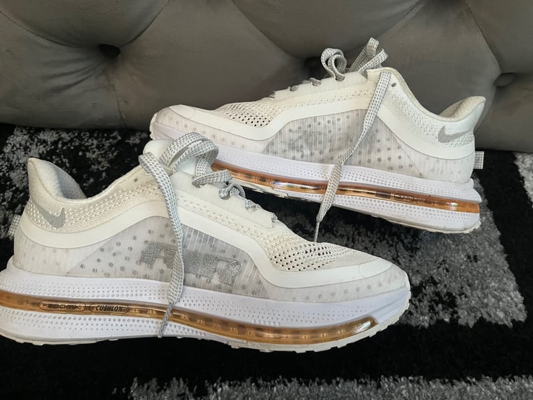 Men’s Nike Trainers. 