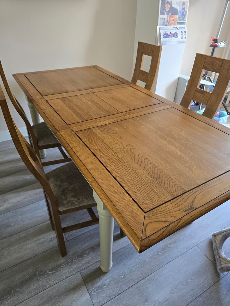 Oak Furnitureland 6 foot extendable table and chairs £400 ono