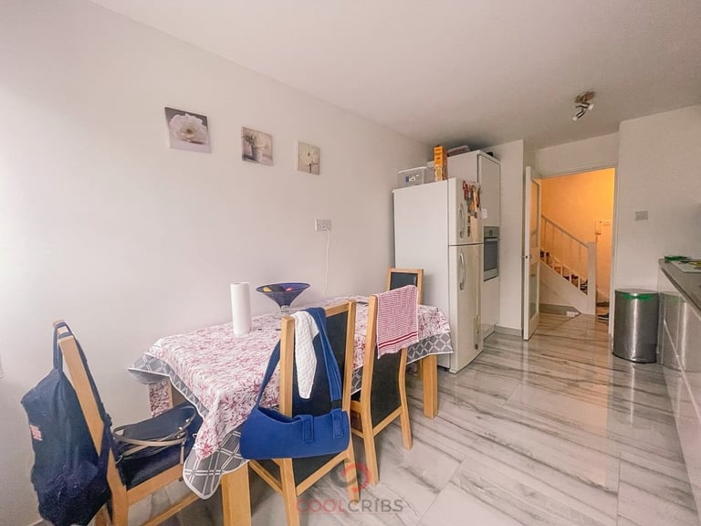 Large bedroom in Pembroke Street, London, Islington, N1.Ref 1685 in