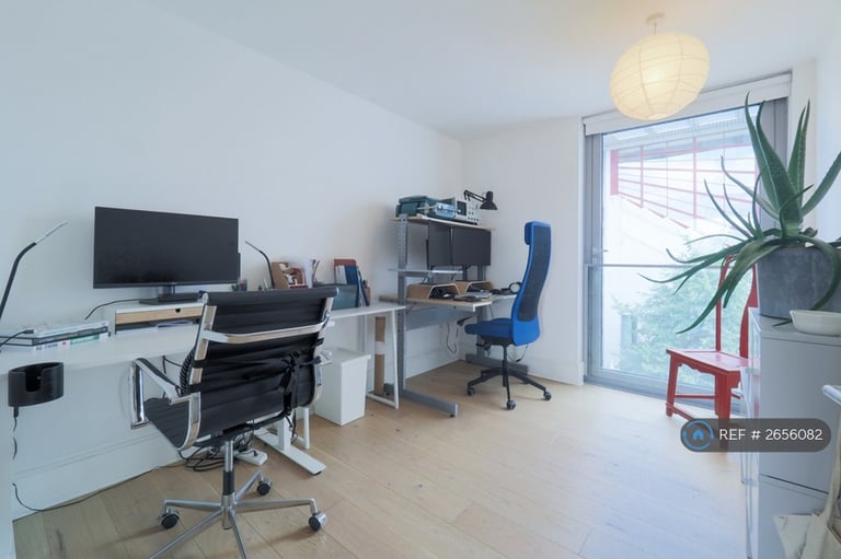 2 bedroom flat in Highbury Stadium Square, London, N5 (2 bed) (#2656082)