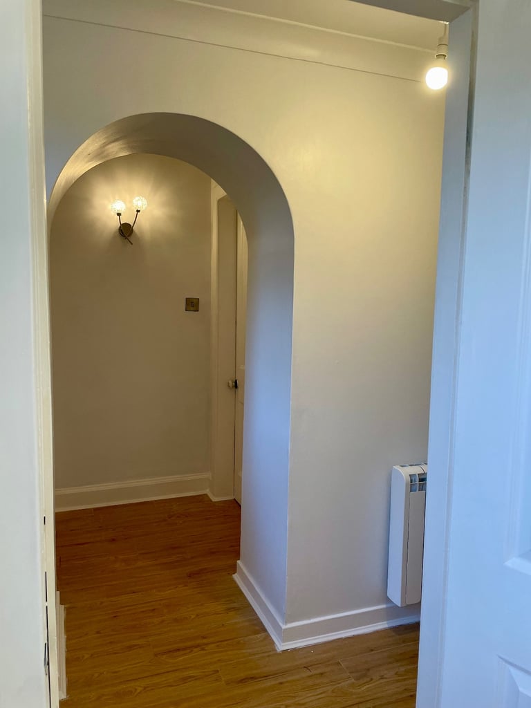 Unique Gorgeous 3 Bedroom Detached Cottage / House with Gardens and Private Parking