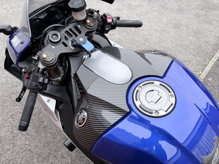 YAMAHA YZF R1 16