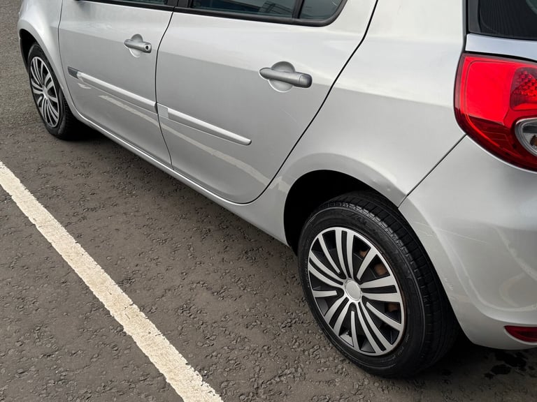 2011 Renault Clio 1.2 16V Expression 5dr HATCHBACK Petrol Manual