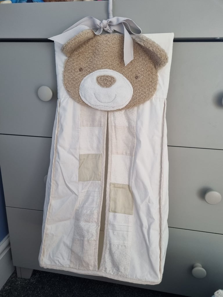 Full nursery set with rug. 