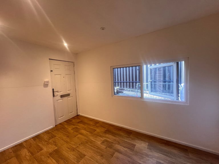 Beauty Rooms  - Nails , Hair, Lashes, Massages Spaces to Rent East London 