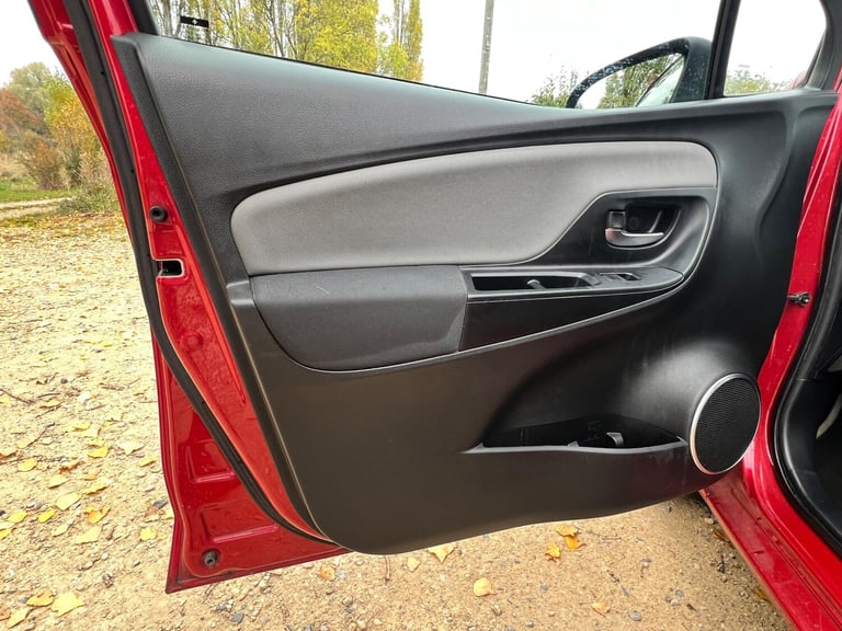 2016 Toyota Yaris 1.5 VVT-h Icon E-CVT Euro 6 5dr HATCHBACK Petrol/Electric Hybrid Automatic