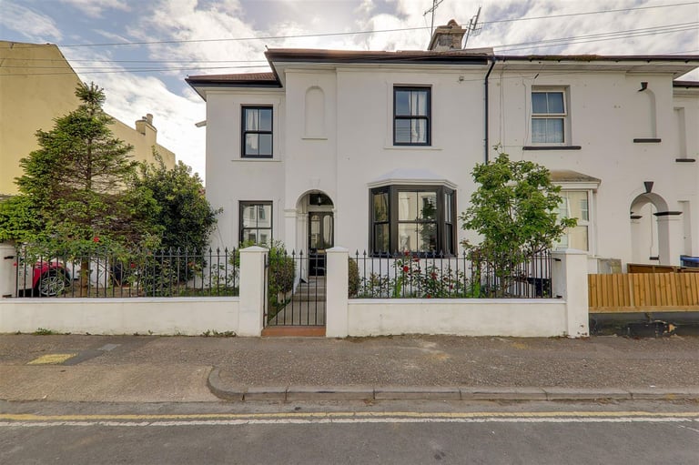 Rooms to rent in shared house Worthing, near station.