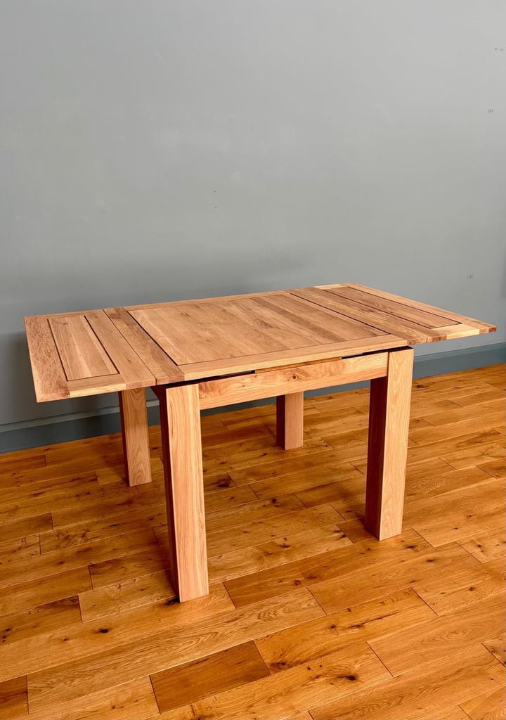 Solid Oak Extendable Dining Table