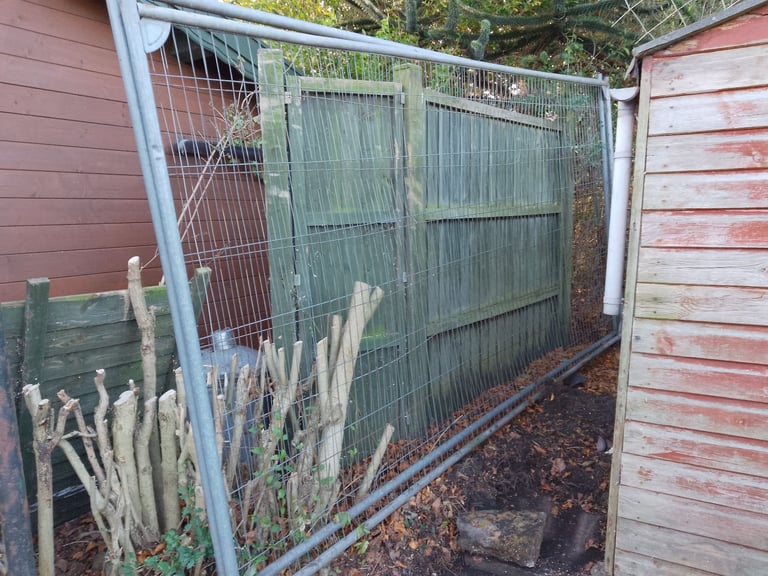 image for Heavy duty fencing (4) and chicken wire