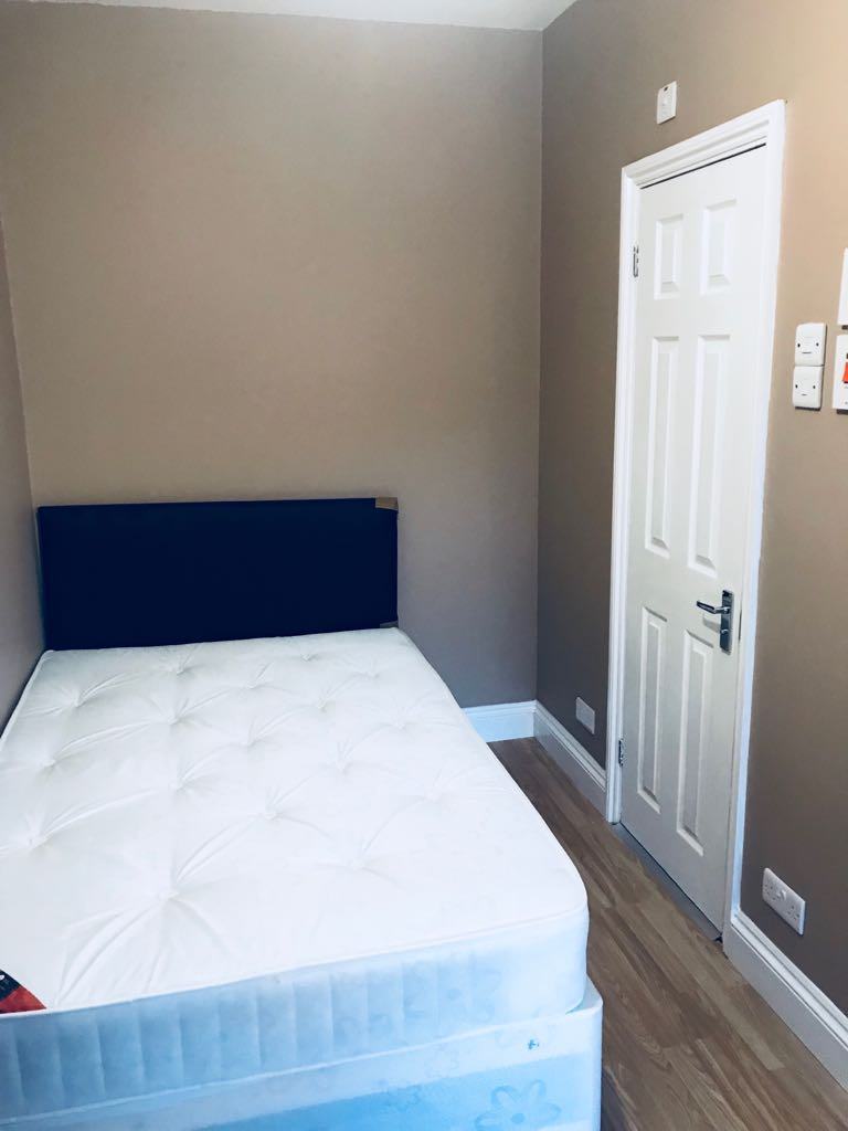 Room to rent with own shower and toilet in Church Avenue LE3 6AJ