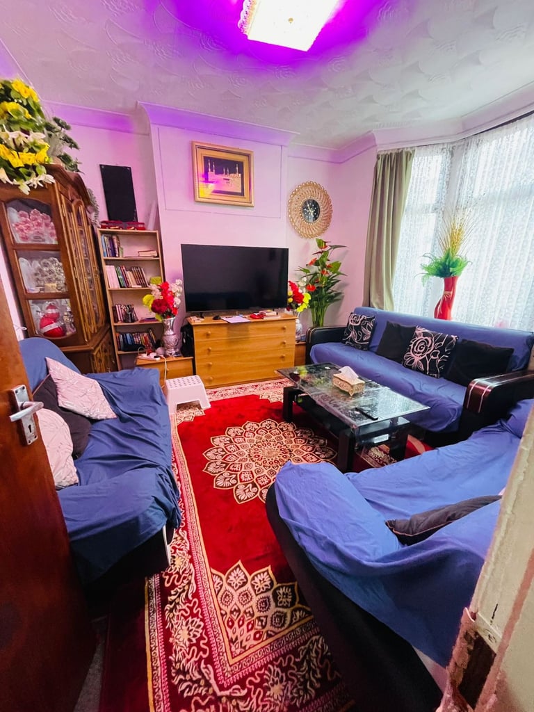 Charming 3-bed, 2-bath house on Warwick Road, London, E15