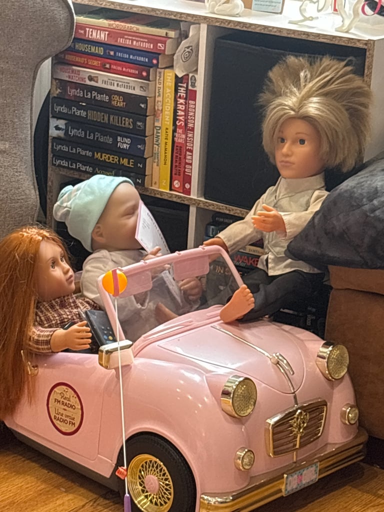 Fm radio car with 2 dolls 