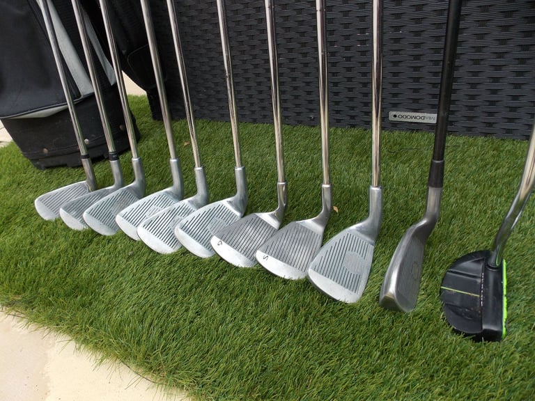 Mens Right Handed Dunlop 65i Golf Club Set + Bag, Balls and Tees