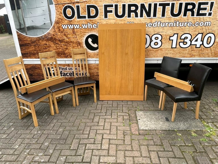 Oak wood dining room table and 5 chairs £105 