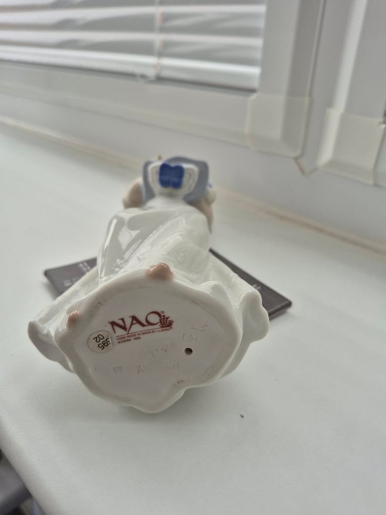 Nao by Lladro Figurine (Number 1107)