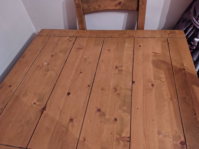 Extending 6-8 seat Dining Room Table and Chairs 6 / 8