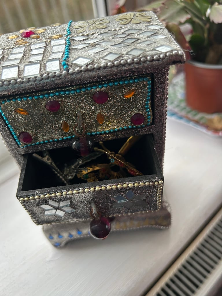 image for Cute little jewellery box