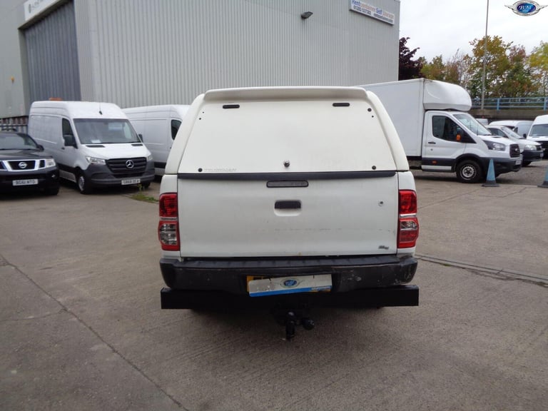 TOYOTA HILUX 2.5 D-4D HL2 White Manual Diesel 2012