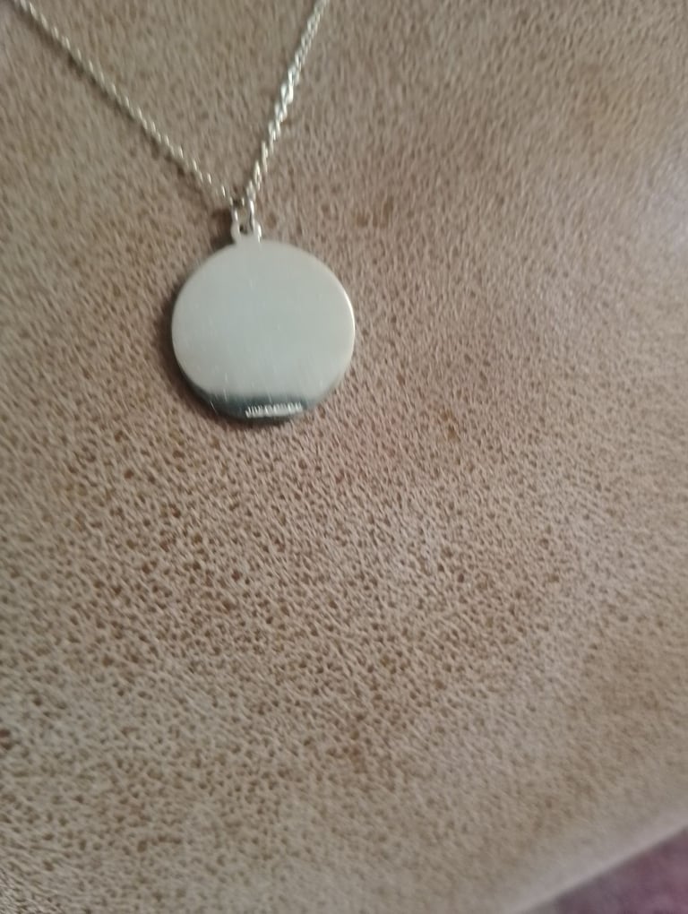 9 CT HALLMARKED GOLD ST CHRISTOPHER ON AN 18 INCH 9 CT CHAIN 