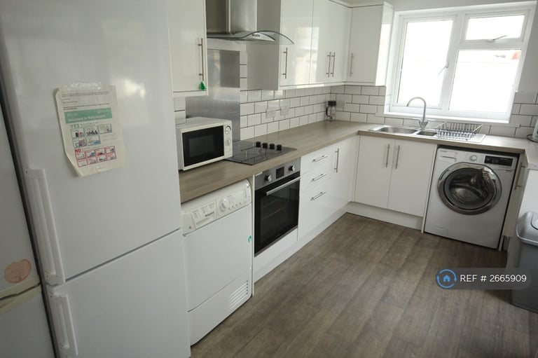 image for 5 bedroom house in Beach Road, Southsea, PO5 (5 bed) (#2665909)