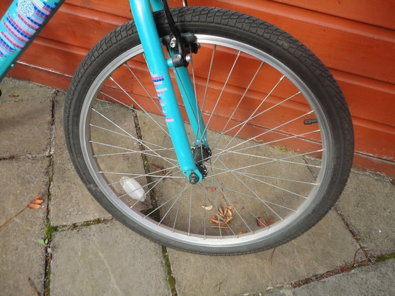 Apollo kinx girls bike, suit age 8 to 11 years, 24 inch wheels, 18 gears, working order
