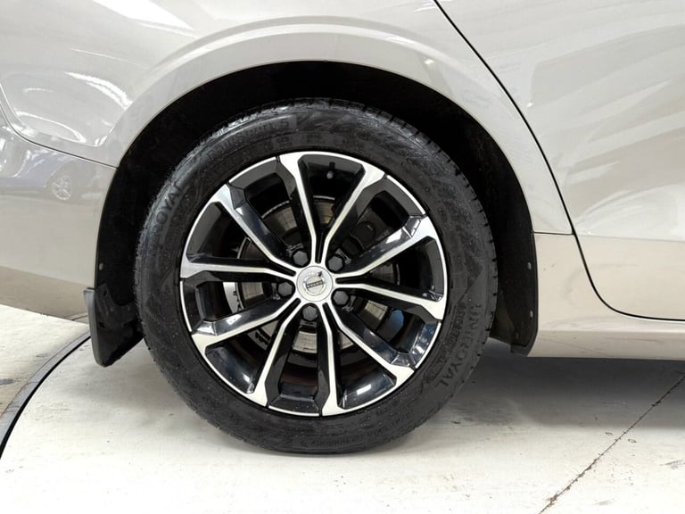 2019 68 VOLVO V60 2.0 D4 MOMENTUM ESTATE 5DR DIESEL AUTO EURO 6 (S/S) (190 PS) D