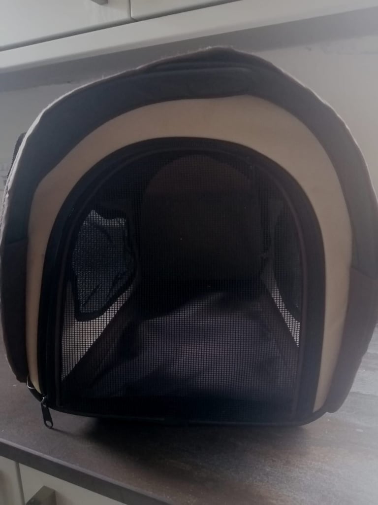 New Large beige & brown pet carrier, detachable long strap 3 zips with mesh sides & end panel