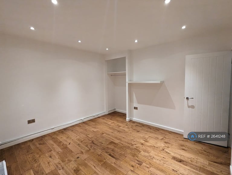 3 bedroom flat in Kelyway House, London, SW2 (3 bed) (#2641248)