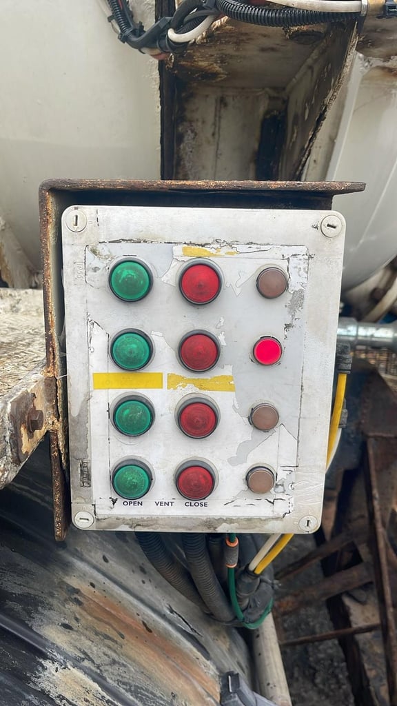 2013 (62) LEYLAND DAF CF 85 WHALE VACUUM TANKER. 32 TON GVW.  AUTO