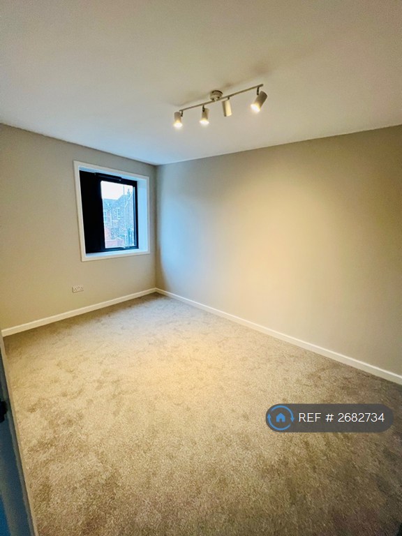 2 bedroom flat in Maidstone Road, Paddock Wood, Tonbridge, TN12 (2 bed) (#2682734)