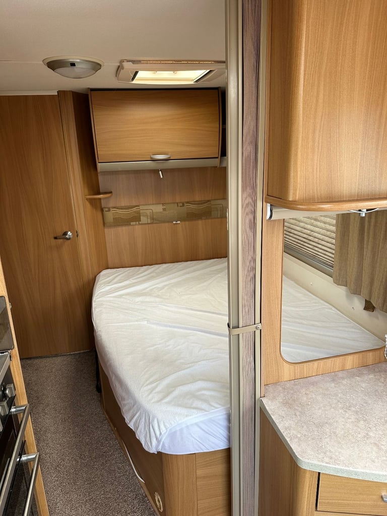 Swift Coastline Classic 550, 2010 4 Berth End Washroom.