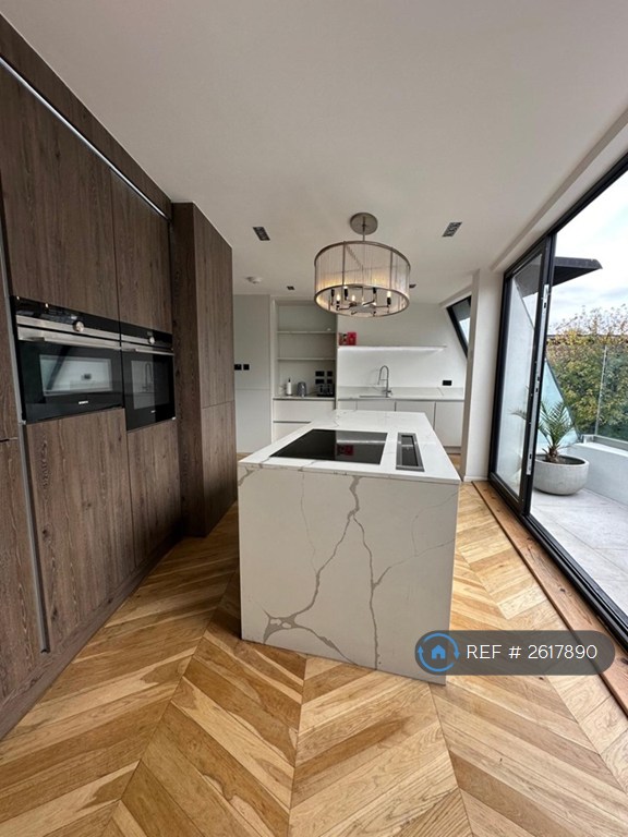 3 bedroom flat in Battersea Church Road, London, SW11 (3 bed) (#2617890)