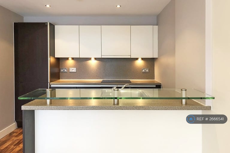 2 bedroom flat in George Street, Prestwich, Manchester, M25 (2 bed) (#2666541)