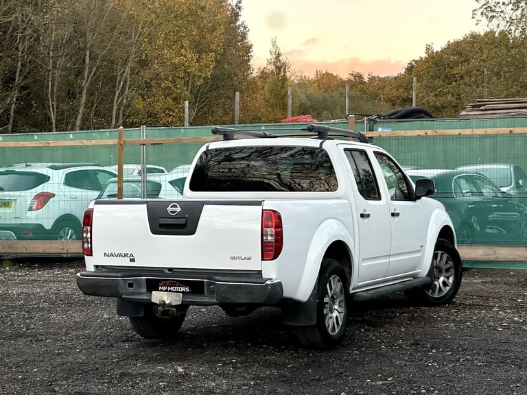 2013 Nissan Navara 3.0 dCi V6 Outlaw 4WD Diesel 4-Door Diesel