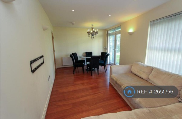 2 bedroom flat in Sentry House, Ickenham, Uxbridge, UB10 (2 bed) (#2651756)