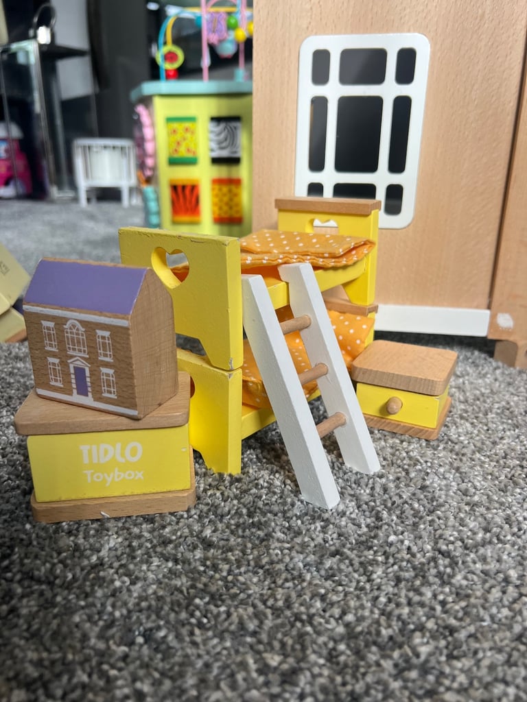 Doll house and Furniture Tildo