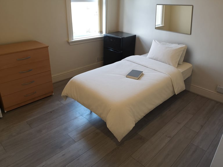 DSS only shared house - close to the High Street 