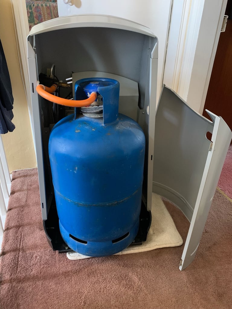 Portable Butane Gas Heater - 3 Heat Delonghi Quattro Plus 4.2kw & 15kg Butane cylinder 