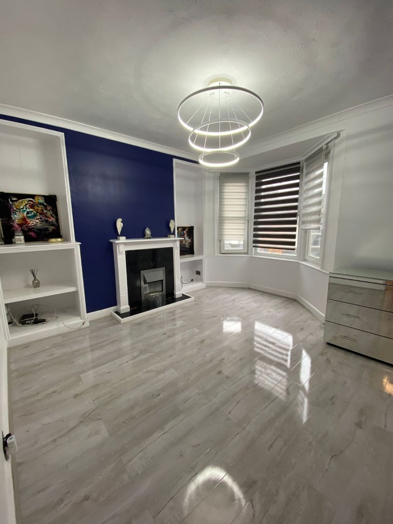 Modern 3-Bedroom Apartment | Renovated | Fitted Kitchen | Parking | Diamond Road, Watford - WD24