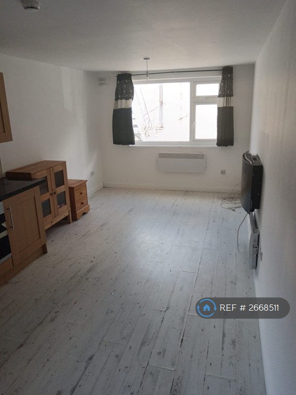 1 bedroom flat in Mill Road, Gillingham, ME7 (1 bed) (#2668511)