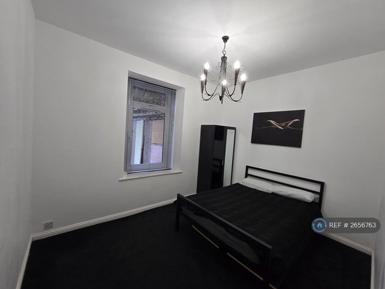 2 bedroom flat in Menzies Road, Aberdeen, AB11 (2 bed) (#2656763)