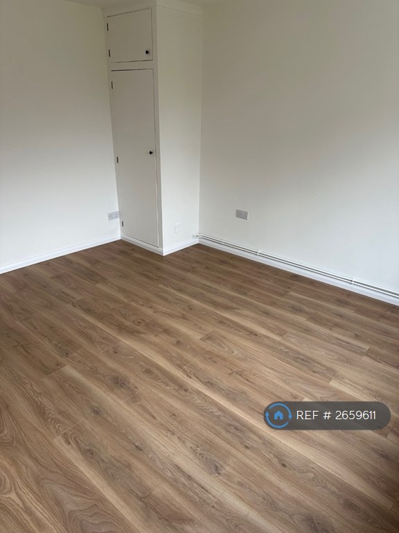 2 bedroom flat in Edinburgh Cresent, Bourne, PE10 (2 bed) (#2659611)