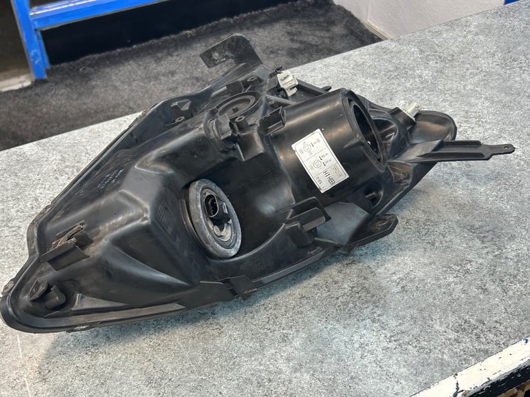 Honda civic 2005 passenger side headlight 