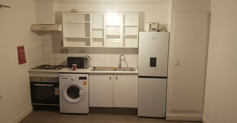 self-contained studio flat to let @ CT17 9SP near Dover town centre & station available now !!